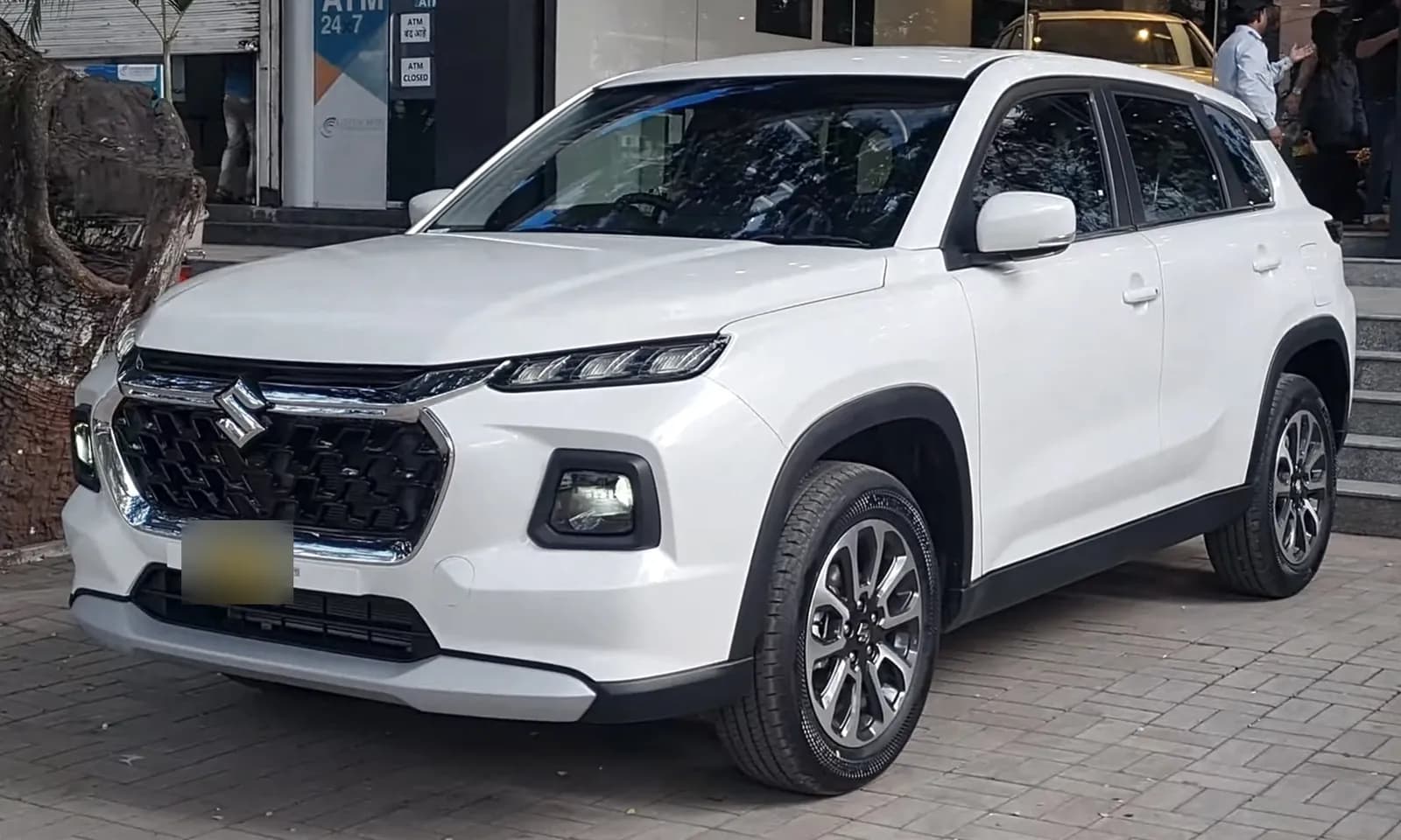 Maruti Suzuki Grand Vitara, front three quarter view