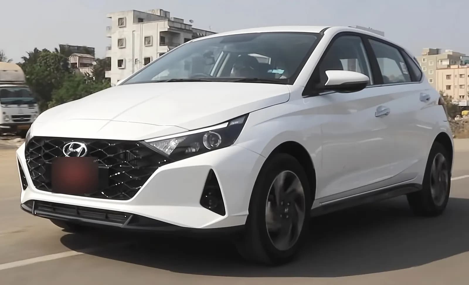 Hyundai i20, front three quarter view