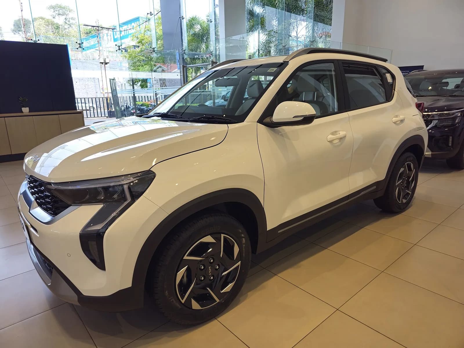 Kia Sonet, front three quarter view